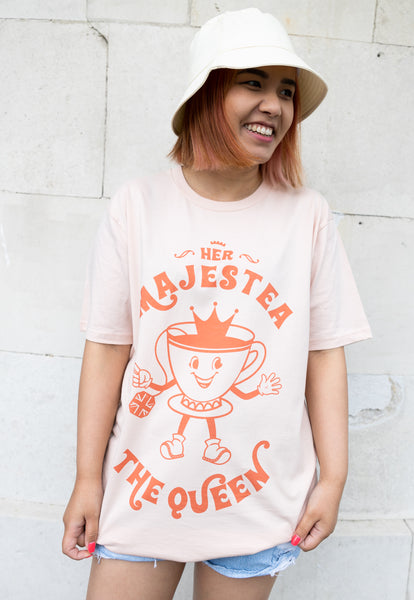 Model wears queen's jubilee souvenir graphic print t shirt 